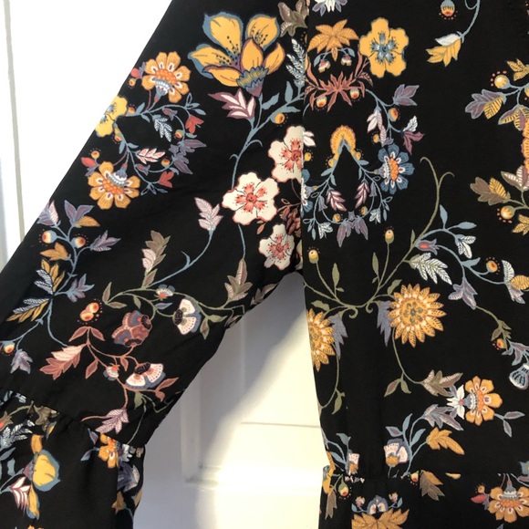 Floral patterned wrap dress. 🌼 Size large. - Picture 3 of 3